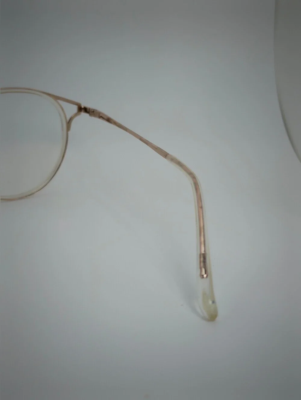 Dazzle. Round Metal Frame Glasses in Gold Tone.